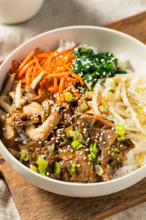 Plato de Bibimbop coreano abundante con champiñones de res Zanahorias y arroz