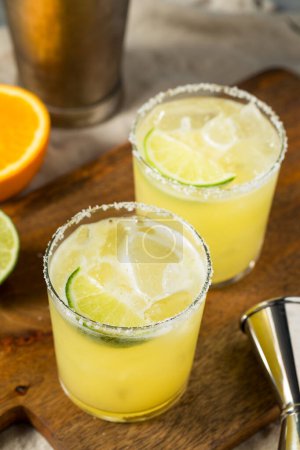 Téléchargez les photos : Margarita Skinny rafraîchissante froide avec orange et tequila - en image libre de droit