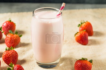 Téléchargez les photos : Lait de fraise rose sain dans un verre avec une paille - en image libre de droit
