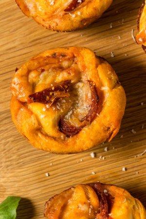 Téléchargez les photos : Morsures de muffins à la pizza italienne maison avec sauce et pepperoni - en image libre de droit
