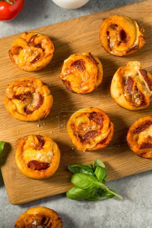 Téléchargez les photos : Morsures de muffins à la pizza italienne maison avec sauce et pepperoni - en image libre de droit