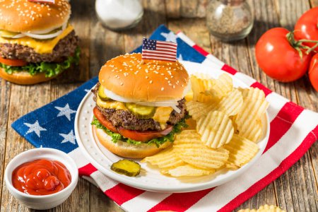 Téléchargez les photos : Patriotic American Memorial Day Cheeseburger aux chips de pommes de terre - en image libre de droit