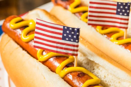 Foto de Patriotic American Memorial Day Hot Dogs con patatas fritas - Imagen libre de derechos