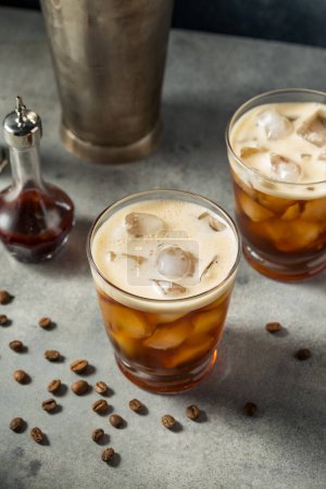 Téléchargez les photos : Cocktail de bourbon rafraîchissant et de bière froide avec des amers et de la glace - en image libre de droit