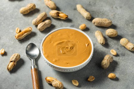 Bio Raw Creamy Peanut Butter in einer Schüssel