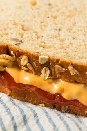 Foto de Sandwich casero de mantequilla de maní y jalea con pan de trigo integral - Imagen libre de derechos
