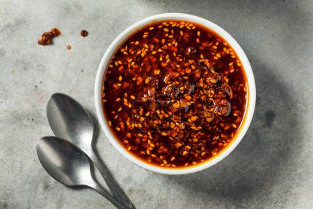 Téléchargez les photos : Huile croustillante épicée au chili dans un bol - en image libre de droit