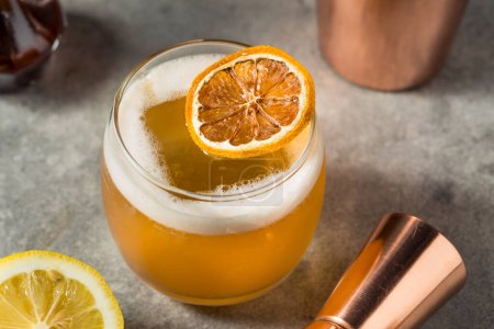 Téléchargez les photos : Cocktail aigre-whisky alcoolisé froid aux amers et au citron - en image libre de droit