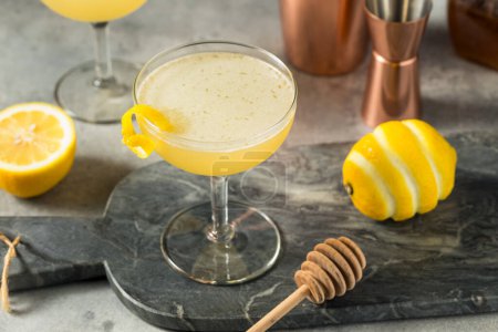 Erfrischende kalte Zitronenbienen Knees Cocktail mit Gin