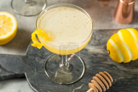 Téléchargez les photos : Cocktail rafraîchissant aux genoux d'abeilles citronnées froides avec gin - en image libre de droit