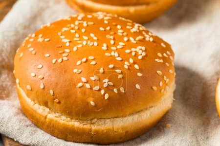 Téléchargez les photos : Pain hamburger aux graines de sésame classique en grappe - en image libre de droit