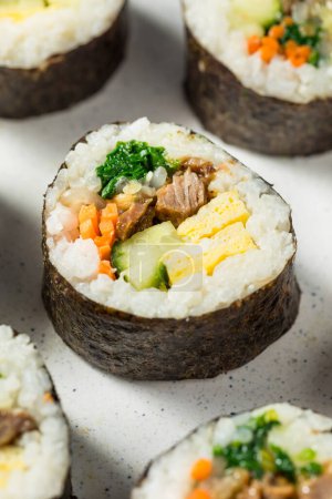 Téléchargez les photos : Rouleaux Kimbap coréens faits maison avec oeuf de boeuf et légumes - en image libre de droit