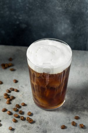 Erfrischender Kaltschaum Kalter Gebräu-Kaffee mit Eis