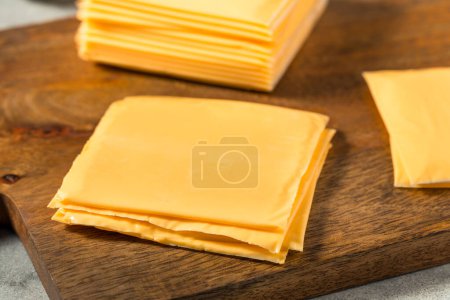 Foto de Amarillo Cheddar American Cheese Singles en una pila - Imagen libre de derechos