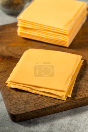 Foto de Amarillo Cheddar American Cheese Singles en una pila - Imagen libre de derechos