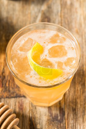 Erfrischender kalter Tequila-Honigbienen-Cocktail mit Zitrone