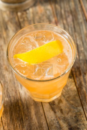 Refrescante cóctel de miel de tequila fría con limón