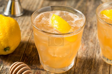 Téléchargez les photos : Cocktail rafraîchissant d'abeilles mellifères à la tequila froide au citron - en image libre de droit