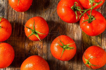 Beefsteak cru bio rouge tomates en grappe