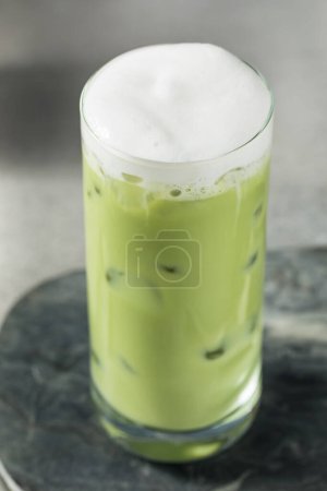 Téléchargez les photos : Latte Matcha glacée à la mousse froide rafraîchissante avec glace - en image libre de droit