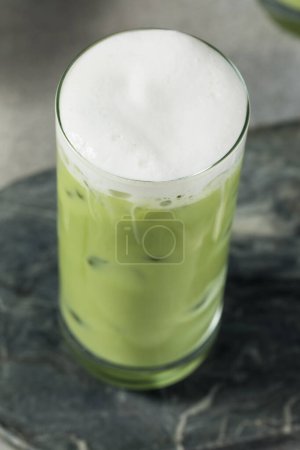 Téléchargez les photos : Latte Matcha glacée à la mousse froide rafraîchissante avec glace - en image libre de droit