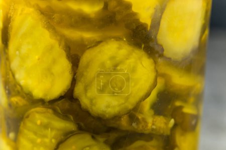 Téléchargez les photos : Pain confit biologique et boucles d'aneth au beurre en tranches - en image libre de droit
