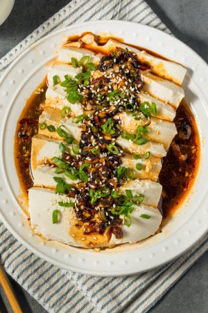 Tofu asiatique épicé en soie avec sauce chili et oignons verts