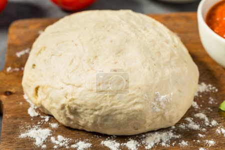 Téléchargez les photos : Pâte ronde PIzza blanche avec farine prête à cuire - en image libre de droit