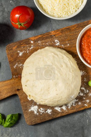 Foto de Masa redonda de PIzza blanca con harina lista para hornear - Imagen libre de derechos