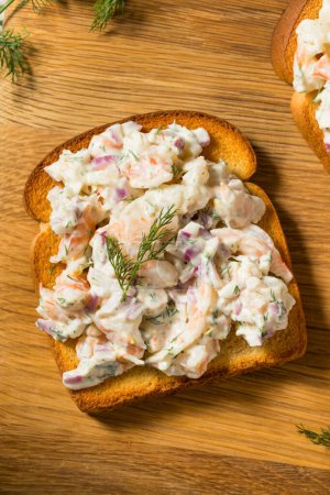 Cold Shrimp Toast Skagen en pan con mayonesa y eneldo