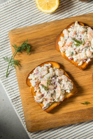 Cold Shrimp Toast Skagen en pan con mayonesa y eneldo