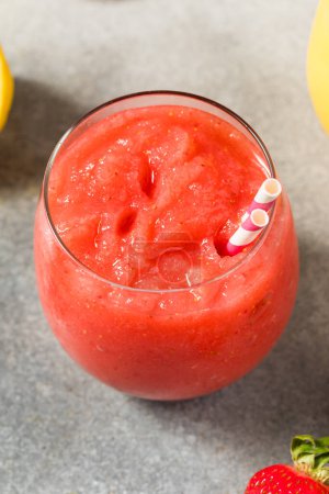 Foto de Frozen Boozy Hard Seltzer Slushie Cóctel con fresas y limón - Imagen libre de derechos