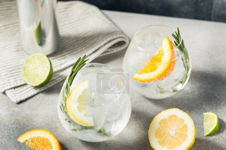 Foto de Cóctel de Seltzer duro refrescante con limón y romero - Imagen libre de derechos