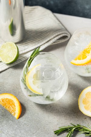 Foto de Cóctel de Seltzer duro refrescante con limón y romero - Imagen libre de derechos