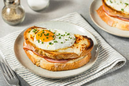 Foto de Sandwich de Croque francés Madame con jamón y huevo - Imagen libre de derechos