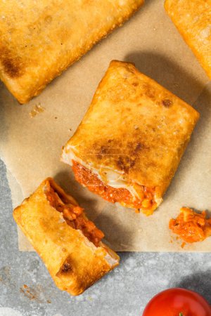Chicago Style Pizza Puff Pocket mit Soße und Käse