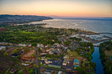 Téléchargez les photos : Vue Aérienne du Village Hawaïen de Haleiwa au Lever Du Soleil - en image libre de droit