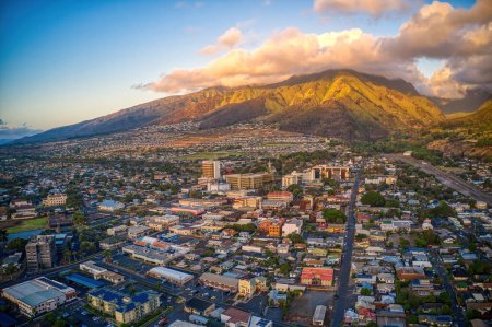Téléchargez les photos : Vue Aérienne De La Ville De Wailuku Sur L'île De Maui à Hawaï - en image libre de droit