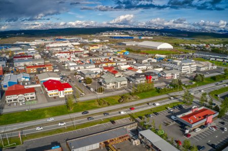 Vista aérea del suburbio industrial Reykjavik de Hafnarfjordur, Islandia