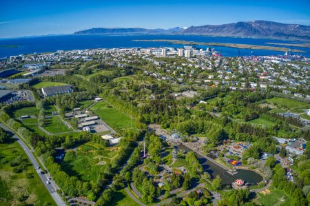 Luftaufnahme von Reykjavik, der rasant wachsenden urbanen Metro Islands