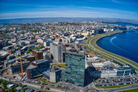 Vista aérea de Reikiavik, el metro urbano de Islandia en rápido crecimiento