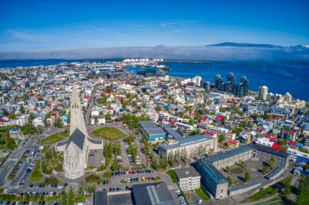 Vista aérea de Reikiavik, el metro urbano de Islandia en rápido crecimiento