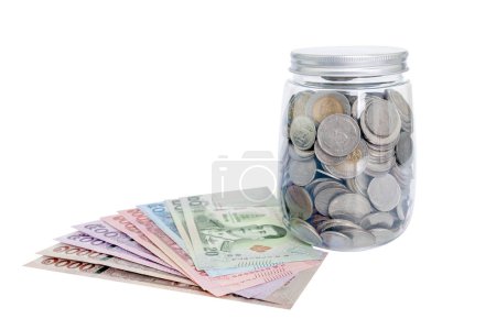 Foto de Billete de dinero tailandés y moneda en una alcancía, ahorrando concepto de dinero - Imagen libre de derechos