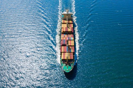 Téléchargez les photos : Navire porte-conteneurs de fret transportant des conteneurs et en cours d'exécution pour l'exportation de marchandises de fret, Plan aérien - en image libre de droit