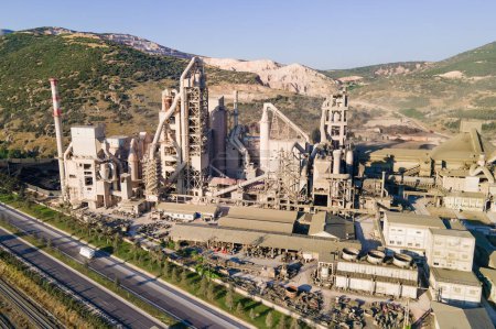 Foto de Fábrica de planta de fabricación de cemento con carretera cercana, vista aérea - Imagen libre de derechos