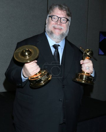 Foto de LOS ÁNGELES - 25 DE OCTUBRE: Guillermo Del Toro en los 50º Premios Saturno - Sala de Prensa en el Centro de Convenciones Marriott el 25 de octubre de 2022 en Burbank, CA - Imagen libre de derechos