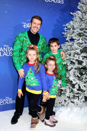 Photo pour LOS ANGELES - NOV 6 : Perez Hilton, enfants à la première des Santa Clauses aux Walt Disney Studios le 6 novembre 2022 à Burbank, CA - image libre de droit