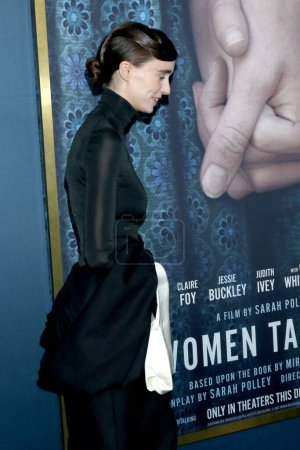 Foto de LOS ÁNGELES - 17 NOV: Rooney Mara en el estreno de Women Talking en el Samuel Goldwyn Theater el 17 de noviembre de 2022 en Beverly Hills, CA - Imagen libre de derechos