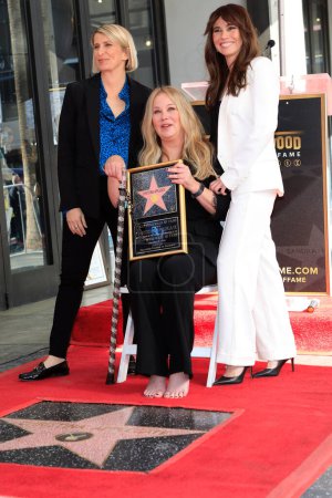 Téléchargez les photos : LOS ANGELES - NOV 4 : Liz Feldman, Christina Applegate, Linda Cardellini lors de la cérémonie Christina Applegate Star sur le Hollywood Walk of Fame le 4 novembre 2022 à Los Angeles, CA - en image libre de droit