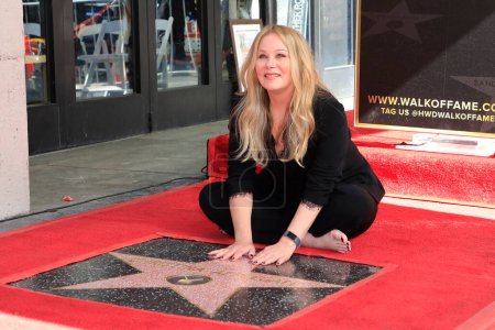 Téléchargez les photos : LOS ANGELES - NOV 4 : Christina Applegate à la cérémonie Christina Applegate Star sur le Hollywood Walk of Fame le 4 novembre 2022 à Los Angeles, CA - en image libre de droit